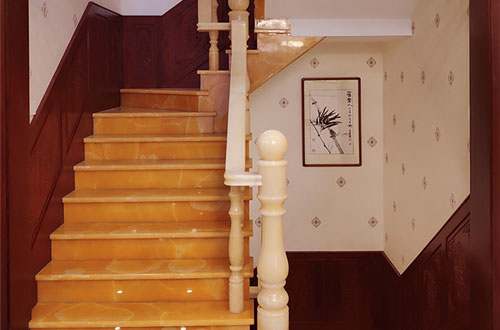 巢湖中式别墅室内汉白玉石楼梯的定制安装装饰效果